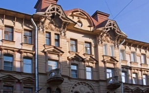 Жители дома на Кавалергардской спасают балконы от демонтажа