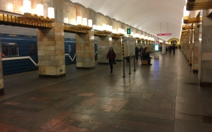 Полиция нашла несовершеннолетних вандалов, которые нарисовали свастику на вагоне метро в Петербурге