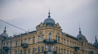 В Басковом переулке жители пытаются спасти исторические окна от замены на пластиковые 