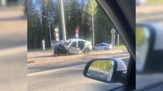 Около поселка Рощино каршеринг влетел в столб