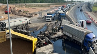 Перед съездом на Кронштадт перевернулся грузовой автомобиль