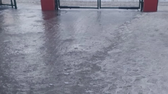 Перед входом в больницу в Петербурге образовалось ледяное пространство