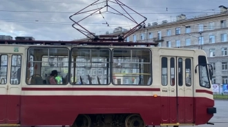 После закрытия путей на проспекте Луначарского собралась пробка из трамваев 