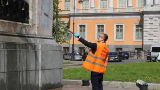 Фото: вице-губернатор Пиотровский помыл памятник Петру I 