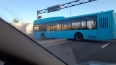 На Ропшинском шоссе лазурный автобус застрял на разделит...