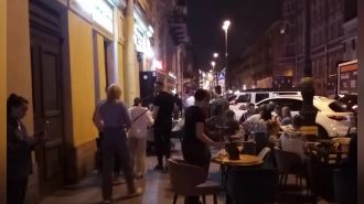 Фото: столики бара на Рубинштейна заняли весь тротуар в ночное время