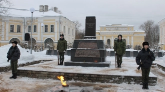 В Кингисеппе прошла торжественно-траурная церемония возложения цветов к памятнику "Слава"