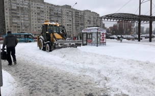 Петербуржцев попросили не сбрасывать снег в реки и каналы