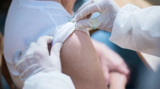 В январе в Петербург впервые поступит вакцина от COVID-19 для подростков
