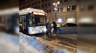 На Невском из-за аварии автобуса и "Мерседеса" образовалась пробка