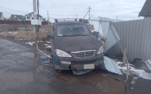 В Тосненском районе водитель легковушки врезался в забор