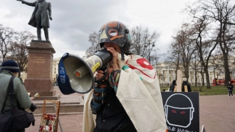 Выставку картин в поддержку политзаключенных на площади Искусств прервали полицейские