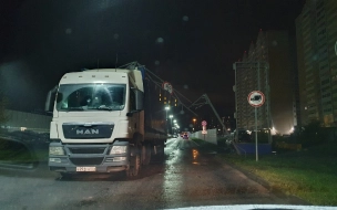 Почти "мост глупости": фура снесла ограничительную арку на Парашютной улице