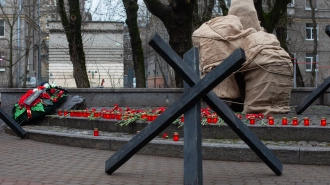 В сквере имени Ольги Берггольц зажгли "Свечу памяти" 