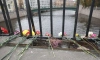 Петербуржцы продолжают нести цветы к месту падения автобуса в Мойку