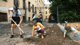 Во дворе на Марата нашли старое булыжное мощение 