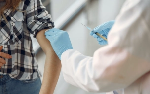 В Петербурге более 4500 подростков первично вакцинировали от коронавируса 
