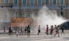 Поливальная машина окатила петербуржцев водой на Дворцовой площади