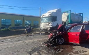 В Ленобласти погиб водитель легковушки, врезавшись в грузовик