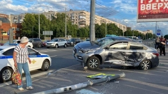 В Красносельском районе Hyundai Solaris сбил пешехода и завис на урне 