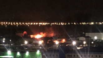 В Шушарах пожар на складе полиматериалов тушили всю ночь 