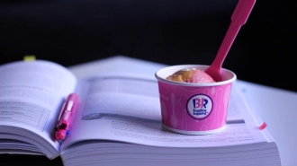 Baskin Robbins сменили вывески на Brand ICE в Петербурге