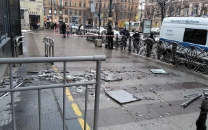 Поток воздуха выбил окна вестибюля станции метро "Чернышевская"