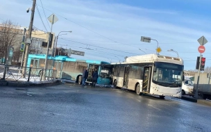 Лазурный и белый автобусы столкнулись у Балтийского вокзала