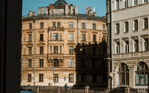 Стала известна стоимость самых дешевых квартир у метро Петербурга