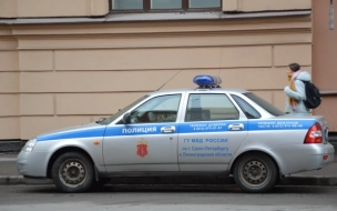Двое с пистолетом и автоматом ограбили таксиста в Петербурге