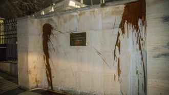 Стены посольства России в Чехии облили кетчупом