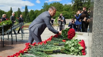 На Пискаревском кладбище возложили цветы в День памяти и скорби