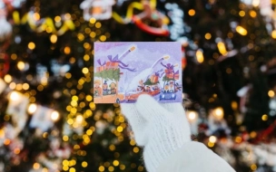В ящик "Новогодней почты" на Дворцовой положили более трех тысяч открыток за три дня