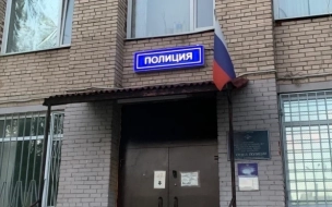 Полуголый мужчина напал на пенсионеров на заправке в Петербурге