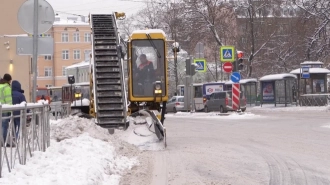 В Смольном пообещали максимально очистить дворы Петербурга от снега