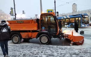 На расчистку улиц Петербурга перед снегопадом вышли 1240 специалистов