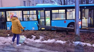 Автобус в Ломоносове насквозь пробило силовым ограждением