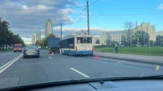 На проспекте Ветеранов столкнулись троллейбус и мусоровоз