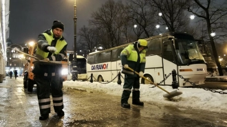 За сутки на улицы Петербурга высыпали более 2 тыс. тонн противогололёдной смеси