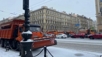 В Петербурге спецтехника приводит город в порядок после небольшого снегопада