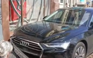 Автомобиль Audi влетел в витрину "Буквоеда" на Невском проспекте. Водителя госпитализировали