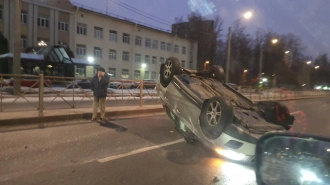 На Светлановском  опрокинулся автомобиль