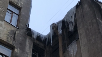 Глыба льда упала на пенсионерку на Наставников