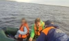 Спасатели вернули мужчину и ребенка, дрейфующих в акватории Волховской губы