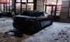 Глыба снега смяла крышу припаркованного автомобиля в Мурино
