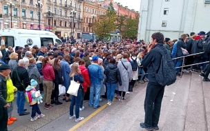 Петербуржцы стоят в огромной очереди у входа на станцию "Василеостровская" 