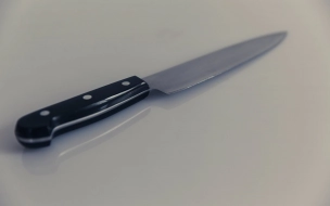 Житель Ленобласти во время ссоры воткнул нож в живот старшего брата