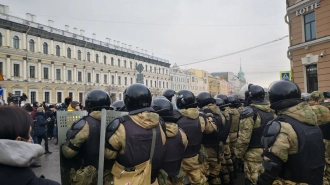 Сотрудники петербургского ОМОНа оказали помощь девушке на митинге 31 января