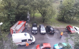 На Пражской провалился грунт под машинами из-за прорыва трубы