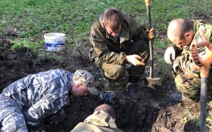 Участники поискового отряда ищут родственников красноармейца из Ленобласти